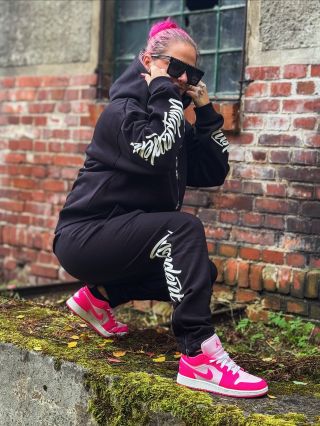 Set NAYELI od BABY STAFF — pohodlí a styl v jednom. 👀 Černá klasika, vysoká gramáž, street look jak má být. 💥 Kombinuj s...