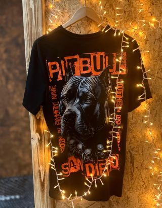 PITBULL WEST COAST BLACKY 🖤 Mikina a triko, které prodává styl i kvalitu. ✔ výrazný motiv Pitbull ✔ pohodlný střih a pevný...